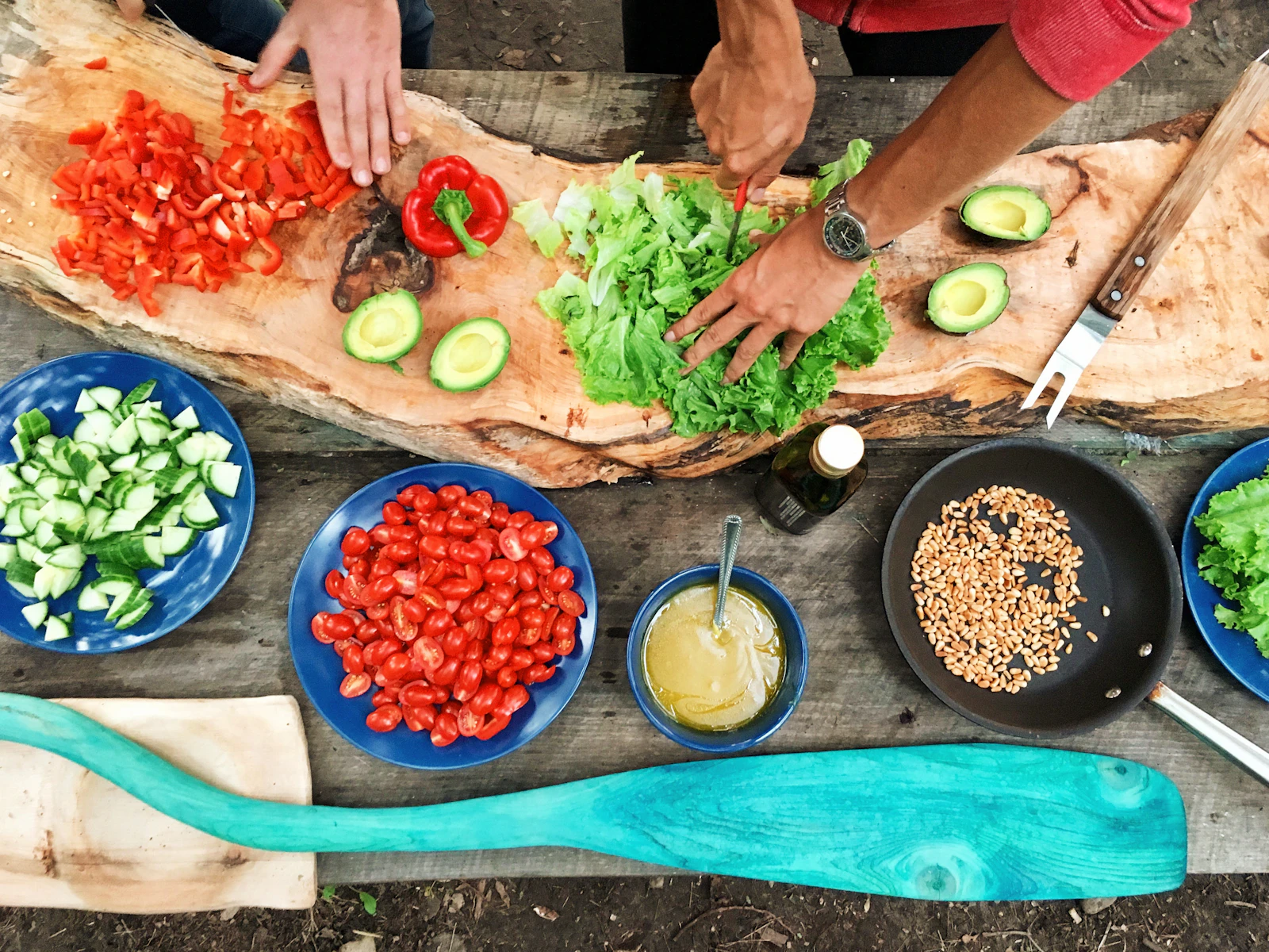 Table dressée avec un plat maison et des herbes fraîches